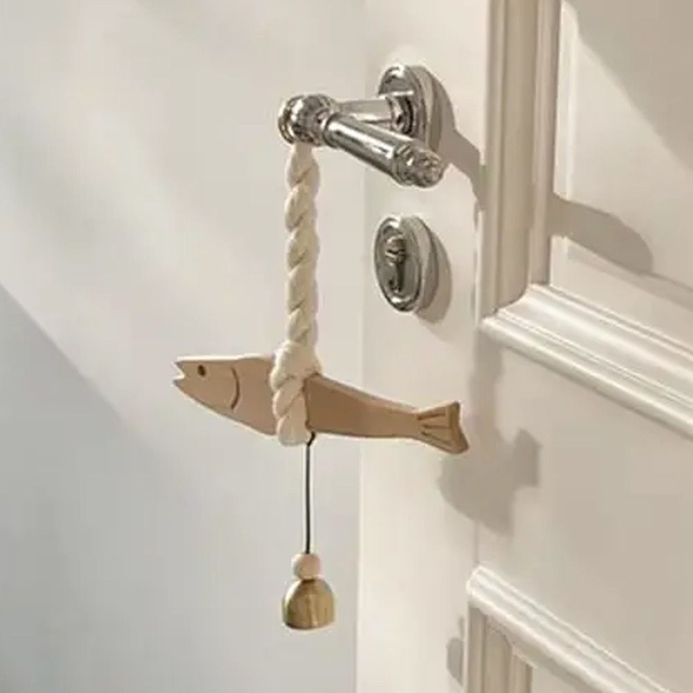 Resin Art And Wood - 魚の吊り下げ装飾品 木製魚の車飾り 鈴付きで吊るせる タラのドアペンダント 超薄型魚の壁飾り リビングルーム用